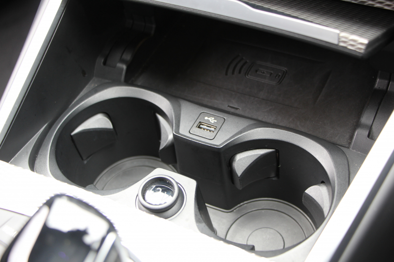 BMW 3シリーズ 320i Mｽﾎﾟｰﾂ ｺﾝﾌｫｰﾄP ｼｰﾄﾋｰﾀｰ HUD ｼﾞｪｽﾁｬｰｺﾝﾄﾛｰﾙ 追従ACC ｽﾃｱﾘﾝｸﾞｻﾎﾟｰﾄ ﾌﾞﾗｯｸﾍﾟｲﾝﾄAW&H&Rｻｽ BMWﾗｲﾌﾞｺｯｸﾋﾟｯﾄ ｱｯﾌﾟﾙｶｰﾌﾟﾚｲ HDDﾅﾋﾞPｱｼｽﾄ LEDﾍｯﾄﾞﾗｲﾄ ｵｰﾄﾊｲﾋﾞｰﾑ 電動ﾄﾗﾝｸ ｽﾏｰﾄｷｰ 2年保証