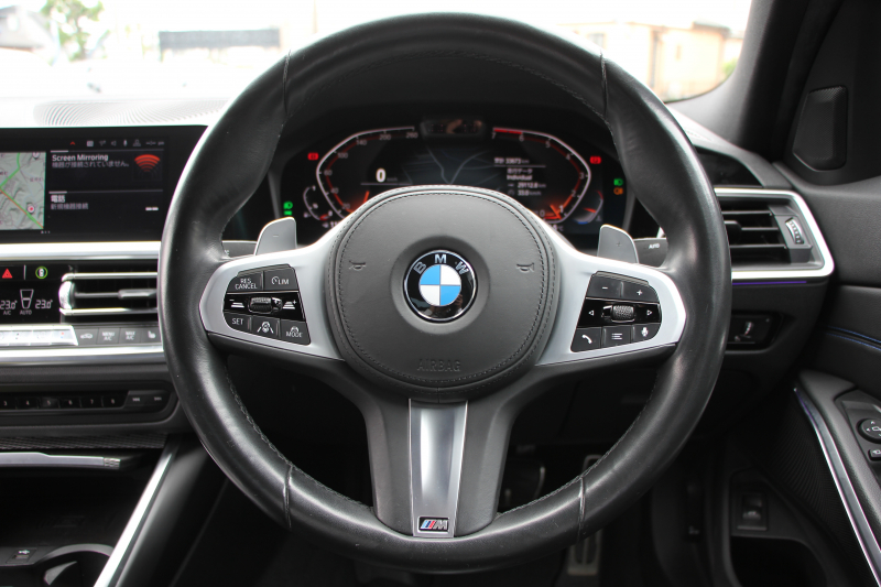 BMW 3シリーズ 320i Mｽﾎﾟｰﾂ ｺﾝﾌｫｰﾄP ｼｰﾄﾋｰﾀｰ HUD ｼﾞｪｽﾁｬｰｺﾝﾄﾛｰﾙ 追従ACC ｽﾃｱﾘﾝｸﾞｻﾎﾟｰﾄ ﾌﾞﾗｯｸﾍﾟｲﾝﾄAW&H&Rｻｽ BMWﾗｲﾌﾞｺｯｸﾋﾟｯﾄ ｱｯﾌﾟﾙｶｰﾌﾟﾚｲ HDDﾅﾋﾞPｱｼｽﾄ LEDﾍｯﾄﾞﾗｲﾄ ｵｰﾄﾊｲﾋﾞｰﾑ 電動ﾄﾗﾝｸ ｽﾏｰﾄｷｰ 2年保証