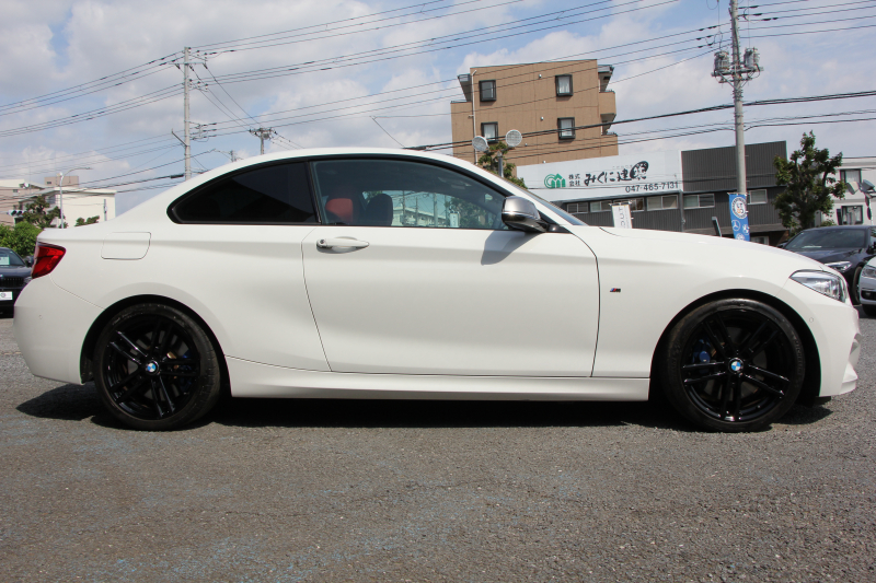 BMW 2シリーズ M240iｸｰﾍﾟ後期 340馬力 B58新ｴﾝｼﾞﾝ ﾋｰﾀｰ赤革 ｱﾀﾞﾌﾟﾃｨﾌﾞMｻｽ 追従ACC LEDﾍｯﾄﾞﾗｲﾄ&ﾃｰﾙ ﾀｯﾁ画面HDDﾅﾋﾞPｱｼｽﾄ 衝突軽減ﾌﾞﾚｰｷ 車線逸脱警告 歩行者警告 ﾊﾟﾄﾞﾙｼﾌﾄ ｽﾏｰﾄｷｰ 18AW Mｽﾎﾟｰﾂﾌﾞﾚｰｷ 2年保証