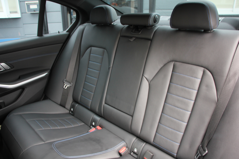 BMW 3シリーズ 320d Xdrive Mｽﾎﾟｰﾂ ﾃﾞﾋﾞｭｰP ｺﾝﾌｫｰﾄP 4WD ﾋｰﾀｰ黒革 ﾌﾞﾙｰｽﾃｯﾁ 19AW LEDﾍｯﾄﾞﾗｲﾄ ｵｰﾄﾊｲﾋﾞｰﾑ 追従ACC ｽﾃｱﾘﾝｸﾞｻﾎﾟｰﾄ ｱｯﾌﾟﾙｶｰﾌﾟﾚｲ Pｱｼｽﾄ ﾀｯﾁ画面HDDﾅﾋﾞ電動ﾄﾗﾝｸ ｽﾏｰﾄOP/CL Hifiｽﾋﾟｰｶｰ 2年保証