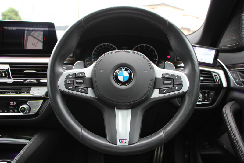 BMW 5シリーズ 540i Xdrive Mｽﾎﾟｰﾂ ｾﾚｸﾄ&ｺﾝﾌｫｰﾄP 4WD ACｼｭﾆｯﾂｧｰｴｱﾛ&ﾏﾌﾗｰ 変更後ﾒｰﾀｰ ｻﾝﾙｰﾌ 直6ﾀｰﾎﾞ全席ﾋｰﾀｰ黒革 ﾊｰﾏﾝｶｰﾄﾞﾝ ｺﾝﾌｫｰﾄｼｰﾄ&ﾏｯｻｰｼﾞ&ｱｸﾃｨﾌﾞﾍﾞﾝﾁﾚｰｼｮﾝ HUD ｼﾞｪｽﾁｬｰC 4ｿﾞｰﾝｴｱｺﾝ individual20AW 2年保証