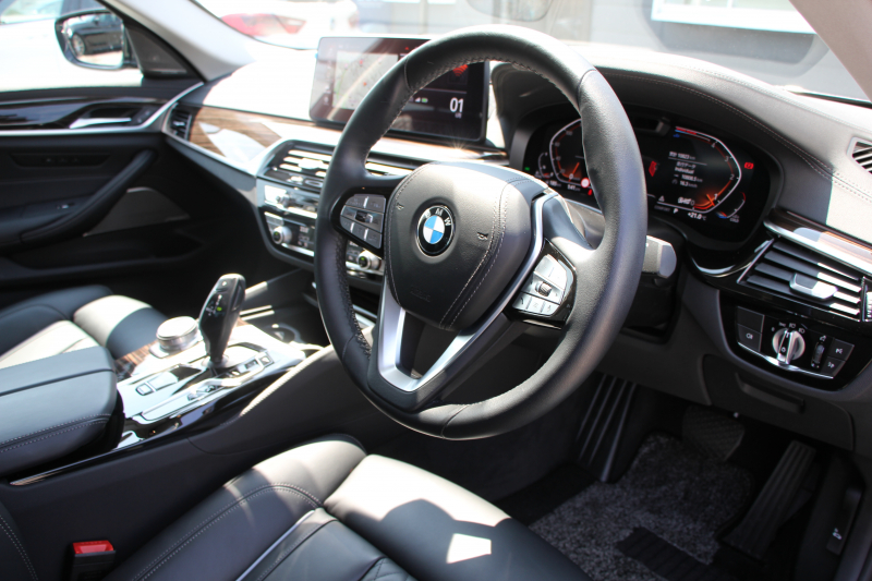 BMW 5シリーズ 523d Xdrive ﾗｸﾞｼﾞｭｱﾘｰ ｴﾃﾞｨｼｮﾝｼﾞｮｲﾌﾟﾗｽ LCI後期 ｴｸｽｸﾙｰｼﾌﾞﾅｯﾊﾟﾚｻﾞｰP ﾌﾞﾗｯｸﾅｯﾊﾟﾚｻﾞｰ 全席ﾋｰﾀｰ ﾊｰﾏﾝｶｰﾄﾞﾝｻﾗｳﾝﾄﾞｵﾌﾟｼｮﾝ19AW 4ｿﾞｰﾝｴｱｺﾝ 360度ｶﾒﾗ ｱｯﾌﾟﾙｰﾌﾟﾚｲ 追従ACC LEDﾍｯﾄﾞﾗｲﾄ HUD 電動ﾄﾗﾝｸ 2年保証