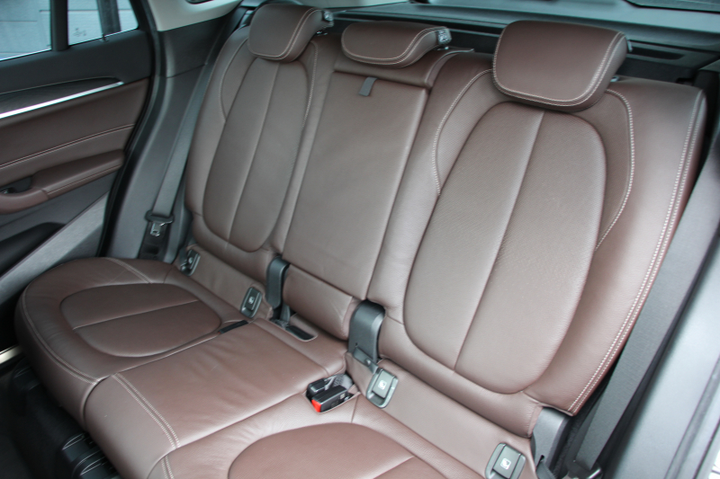 BMW X1 Xdrive18d ｱｰﾊﾞﾆｽﾀ 西日本地区限定 ｽﾊﾟｰｸﾘﾝｸﾞﾌﾞﾗｳﾝ ﾊｲﾗｲﾝ&ｺﾝﾌｫｰﾄP 追従ACC HUD ﾋｰﾀｰ茶革 電動ｼｰﾄ 19AW ﾀｯﾁ画面新HDDﾅﾋﾞPｱｼｽﾄ LEDﾍｯﾄﾞﾗｲﾄ 電動ﾄﾗﾝｸ 専用ﾊﾞｯｼﾞ衝突軽減ﾌﾞﾚｰｷ 車線逸脱&歩行者警告 2年保証