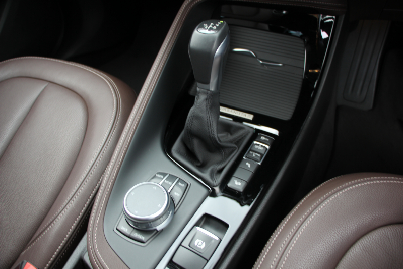 BMW X1 Xdrive18d ｱｰﾊﾞﾆｽﾀ 西日本地区限定 ｽﾊﾟｰｸﾘﾝｸﾞﾌﾞﾗｳﾝ ﾊｲﾗｲﾝ&ｺﾝﾌｫｰﾄP 追従ACC HUD ﾋｰﾀｰ茶革 電動ｼｰﾄ 19AW ﾀｯﾁ画面新HDDﾅﾋﾞPｱｼｽﾄ LEDﾍｯﾄﾞﾗｲﾄ 電動ﾄﾗﾝｸ 専用ﾊﾞｯｼﾞ衝突軽減ﾌﾞﾚｰｷ 車線逸脱&歩行者警告 2年保証