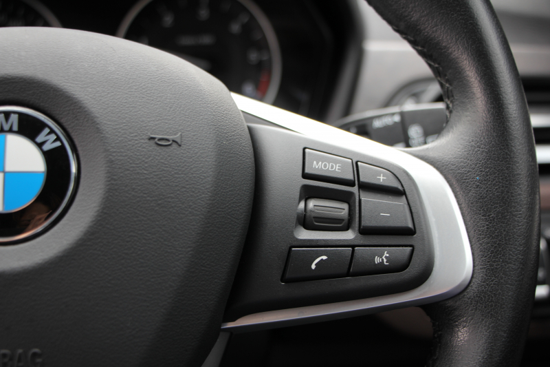 BMW X1 Xdrive18d ｱｰﾊﾞﾆｽﾀ 西日本地区限定 ｽﾊﾟｰｸﾘﾝｸﾞﾌﾞﾗｳﾝ ﾊｲﾗｲﾝ&ｺﾝﾌｫｰﾄP 追従ACC HUD ﾋｰﾀｰ茶革 電動ｼｰﾄ 19AW ﾀｯﾁ画面新HDDﾅﾋﾞPｱｼｽﾄ LEDﾍｯﾄﾞﾗｲﾄ 電動ﾄﾗﾝｸ 専用ﾊﾞｯｼﾞ衝突軽減ﾌﾞﾚｰｷ 車線逸脱&歩行者警告 2年保証