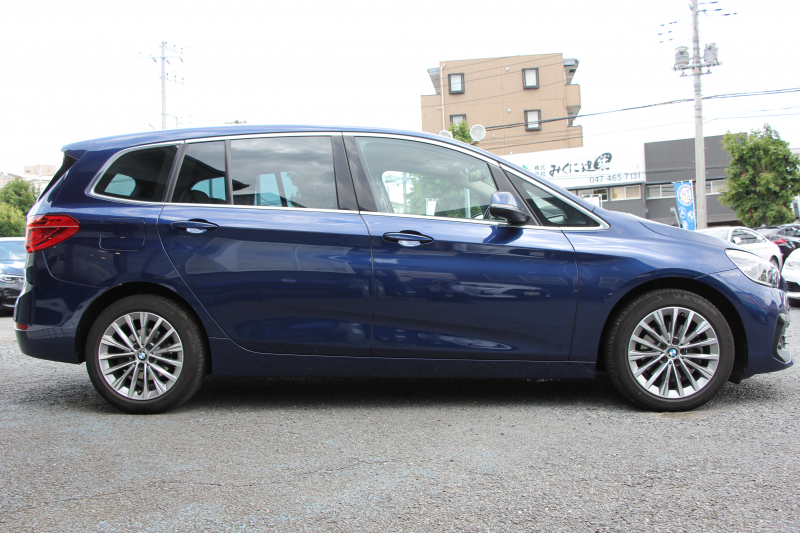BMW 2シリーズ 218d ｸﾞﾗﾝﾂｱﾗｰ ﾗｸﾞｼﾞｭｱﾘｰ 後期 ﾌｪｲｽﾘﾌﾄ後 3列7人乗り ADｱｸﾃｨﾌﾞｾｰﾌﾃｨ&ｺﾝﾌｫｰﾄP 追従ACC HUD 受注生産OPｵｲｽﾀｰﾚｻﾞｰ 電動ﾄﾗﾝｸ LEDﾍｯﾄﾞﾗｲﾄ ﾒﾓﾘｰ付電動ｼｰﾄ ﾀｯﾁ画面HDDﾅﾋﾞﾊﾟｰｷﾝｸﾞｱｼｽﾄ 2年保証