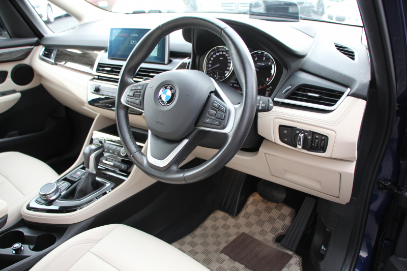 BMW 2シリーズ 218d ｸﾞﾗﾝﾂｱﾗｰ ﾗｸﾞｼﾞｭｱﾘｰ 後期 ﾌｪｲｽﾘﾌﾄ後 3列7人乗り ADｱｸﾃｨﾌﾞｾｰﾌﾃｨ&ｺﾝﾌｫｰﾄP 追従ACC HUD 受注生産OPｵｲｽﾀｰﾚｻﾞｰ 電動ﾄﾗﾝｸ LEDﾍｯﾄﾞﾗｲﾄ ﾒﾓﾘｰ付電動ｼｰﾄ ﾀｯﾁ画面HDDﾅﾋﾞﾊﾟｰｷﾝｸﾞｱｼｽﾄ 2年保証