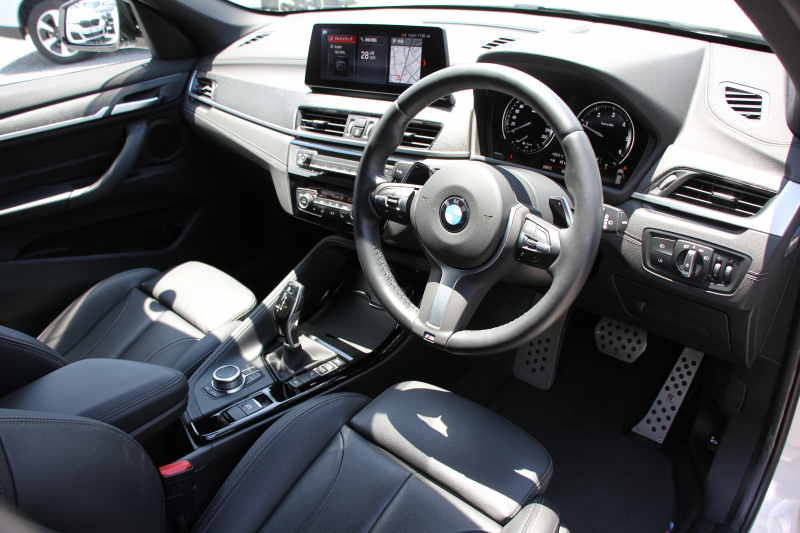 BMW X1 Xdrive18d Mｽﾎﾟｰﾂ ﾊｲﾗｲﾝ ｺﾝﾌｫｰﾄP 後期 ﾌｪｲｽﾘﾌﾄ後 ﾋｰﾀｰ黒革 電動ｼｰﾄ LEDﾍｯﾄﾞﾗｲﾄ 追従ACC 変更後ﾀｯﾁﾊﾟﾈﾙ対応HDDﾅﾋﾞ新ﾒｰﾀｰ Bluetooth接続 Pｱｼｽﾄ Bｶﾒﾗ 電動ﾄﾗﾝｸ 衝突軽減ﾌﾞﾚｰｷ 車線逸脱警告 歩行者警告 2年保証