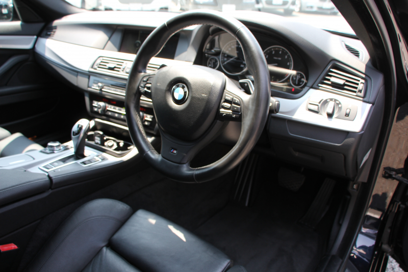 BMW 5シリーズ 535i Mｽﾎﾟｰﾂ 直6ﾀｰﾎﾞN55B30Aｴﾝｼﾞﾝ 306馬力 下取車 禁煙車 ﾋｰﾀｰ黒革 ｵﾌﾟｼｮﾝ19AW iﾄﾞﾗｲﾌﾞHDDﾅﾋﾞBluetoothｵｰﾃﾞｨｵ ﾌﾙｾｸﾞTV Bｶﾒﾗ ﾊﾟﾄﾞﾙｼﾌﾄ 専用ｴｱﾛ 8速AT ｸﾙｺﾝ LEDﾘﾝｸﾞｷｾﾉﾝ ﾐﾗｰETC ｺﾝﾌｫｰﾄｱｸｾｽ 2年保証