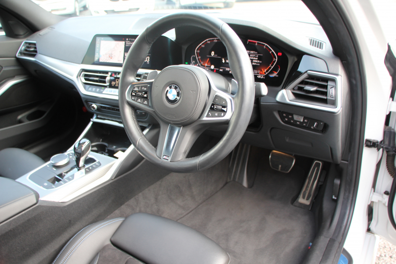 BMW 3シリーズ 320i Mｽﾎﾟｰﾂ ｺﾝﾌｫｰﾄP Pｱｼｽﾄﾌﾟﾗｽ 360度ｶﾒﾗ ｼｰﾄﾋｰﾀｰ 追従ACC ｽﾃｱﾘﾝｸﾞｻﾎﾟｰﾄ BMWﾗｲﾌﾞｺｯｸﾋﾟｯﾄﾞLEDﾍｯﾄﾞﾗｲﾄ ｵｰﾄﾊｲﾋﾞｰﾑ ﾜｲﾔﾚｽ充電  ﾊｰﾌﾚｻﾞｰ 電動ﾄﾗﾝｸ 3ｿﾞｰﾝｴｱｺﾝ ｱｯﾌﾟﾙｶｰﾌﾟﾚｲ 2年保証