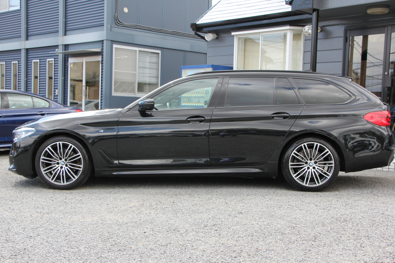 BMW 5シリーズ 523d ﾂｰﾘﾝｸﾞMｽﾎﾟｰﾂ ﾊｲﾗｲﾝ 1ｵｰﾅ 変更後ﾓﾃﾞﾙ 全席ﾋｰﾀｰ黒革 新ﾒｰﾀｰ HUD LEDﾍｯﾄﾞﾗｲﾄ 追従ACC ｽﾃｱﾘﾝｸﾞｻﾎﾟｰﾄ ｵｰﾄﾊｲﾋﾞｰﾑ ﾀｯﾁ画面HDDﾅﾋﾞTV 360度ｶﾒﾗ 電動ﾘｱｹﾞｰﾄ ﾗﾝﾊﾞｰｻﾎﾟｰﾄ 2年保証