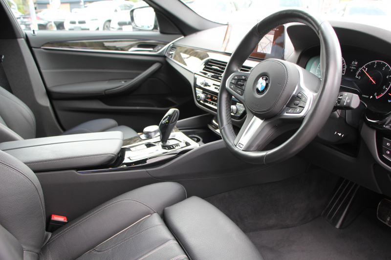 BMW 5シリーズ 523d ﾂｰﾘﾝｸﾞMｽﾎﾟｰﾂ ﾊｲﾗｲﾝ 1ｵｰﾅ 変更後ﾓﾃﾞﾙ 全席ﾋｰﾀｰ黒革 新ﾒｰﾀｰ HUD LEDﾍｯﾄﾞﾗｲﾄ 追従ACC ｽﾃｱﾘﾝｸﾞｻﾎﾟｰﾄ ｵｰﾄﾊｲﾋﾞｰﾑ ﾀｯﾁ画面HDDﾅﾋﾞTV 360度ｶﾒﾗ 電動ﾘｱｹﾞｰﾄ ﾗﾝﾊﾞｰｻﾎﾟｰﾄ 2年保証