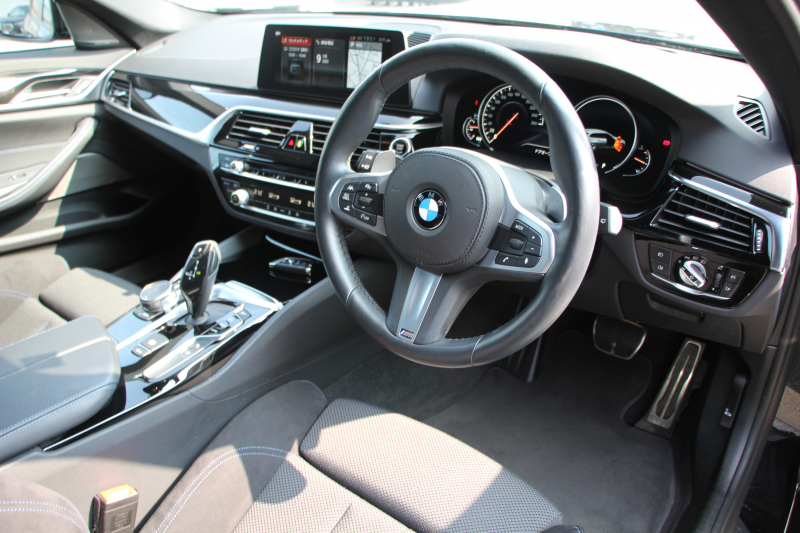 BMW 5シリーズ 523d ﾂｰﾘﾝｸﾞﾌﾞﾗｯｸｱｳﾄ 特別仕様車 1ｵﾅ HUD ﾊｰﾏﾝｶｰﾄﾞﾝ 追従ACC ｽﾃｱｻﾎﾟｰﾄ LEDﾍｯﾄﾞﾗｲﾄ ｵｰﾄﾊｲﾋﾞｰﾑ ﾀｯﾁ画面HDDﾅﾋﾞTV 360度ﾊﾟﾉﾗﾏｶﾒﾗ Pｱｼｽﾄﾌﾟﾗｽ 電動ﾄﾗﾝｸ 19AW 液晶ﾒｰﾀｰ ｽﾏｰﾄｷｰ 2年保証