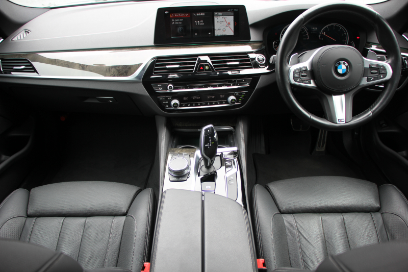 BMW 5シリーズ 523i Mｽﾎﾟｰﾂ ﾊｲﾗｲﾝ ｲﾉﾍﾞｰｼｮﾝ&ｺﾝﾌｫｰﾄP ｻﾝﾙｰﾌ 全席ﾋｰﾀｰ黒革 ｺﾝﾌｫｰﾄｼｰﾄ ﾍﾞﾝﾁﾚｰｼｮﾝ ｿﾌﾄｸﾛｰｽﾞﾄﾞｱ HUD ﾜｲﾔﾚｽ充電 追従ACC ｽﾃｱﾘﾝｸﾞｻﾎﾟｰﾄ LEDﾍｯﾄﾞﾗｲﾄ 360度ｶﾒﾗ ﾀｯﾁ画面HDDﾅﾋﾞTV ｼﾞｪｽﾁｬｰC 電動ﾄﾗﾝｸ 19AW 2年保証