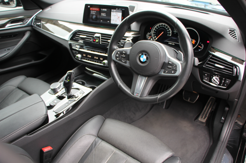 BMW 5シリーズ 523i Mｽﾎﾟｰﾂ ﾊｲﾗｲﾝ ｲﾉﾍﾞｰｼｮﾝ&ｺﾝﾌｫｰﾄP ｻﾝﾙｰﾌ 全席ﾋｰﾀｰ黒革 ｺﾝﾌｫｰﾄｼｰﾄ ﾍﾞﾝﾁﾚｰｼｮﾝ ｿﾌﾄｸﾛｰｽﾞﾄﾞｱ HUD ﾜｲﾔﾚｽ充電 追従ACC ｽﾃｱﾘﾝｸﾞｻﾎﾟｰﾄ LEDﾍｯﾄﾞﾗｲﾄ 360度ｶﾒﾗ ﾀｯﾁ画面HDDﾅﾋﾞTV ｼﾞｪｽﾁｬｰC 電動ﾄﾗﾝｸ 19AW 2年保証