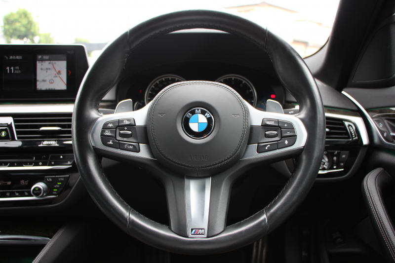 BMW 5シリーズ 523i Mｽﾎﾟｰﾂ ﾊｲﾗｲﾝ ｲﾉﾍﾞｰｼｮﾝ&ｺﾝﾌｫｰﾄP ｻﾝﾙｰﾌ 全席ﾋｰﾀｰ黒革 ｺﾝﾌｫｰﾄｼｰﾄ ﾍﾞﾝﾁﾚｰｼｮﾝ ｿﾌﾄｸﾛｰｽﾞﾄﾞｱ HUD ﾜｲﾔﾚｽ充電 追従ACC ｽﾃｱﾘﾝｸﾞｻﾎﾟｰﾄ LEDﾍｯﾄﾞﾗｲﾄ 360度ｶﾒﾗ ﾀｯﾁ画面HDDﾅﾋﾞTV ｼﾞｪｽﾁｬｰC 電動ﾄﾗﾝｸ 19AW 2年保証