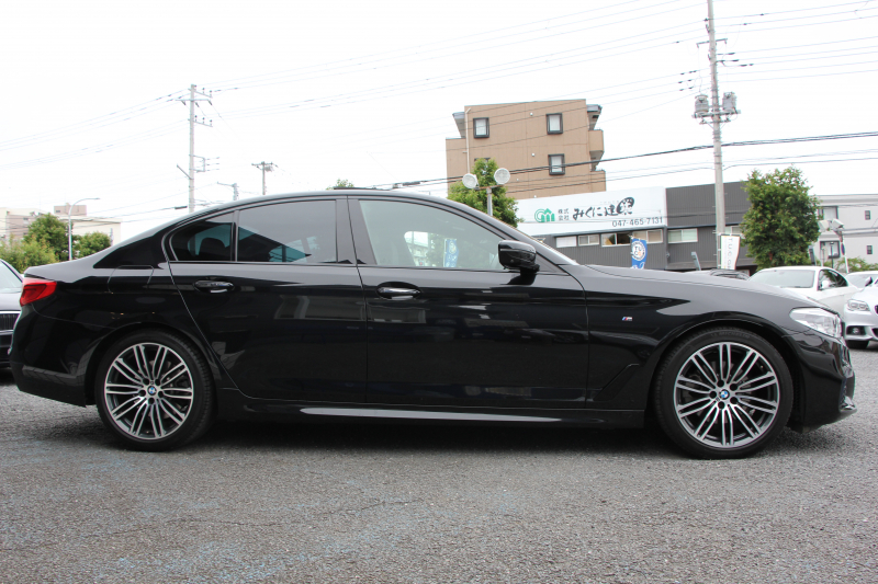 BMW 5シリーズ 523i Mｽﾎﾟｰﾂ ﾊｲﾗｲﾝ ｲﾉﾍﾞｰｼｮﾝ&ｺﾝﾌｫｰﾄP ｻﾝﾙｰﾌ 全席ﾋｰﾀｰ黒革 ｺﾝﾌｫｰﾄｼｰﾄ ﾍﾞﾝﾁﾚｰｼｮﾝ ｿﾌﾄｸﾛｰｽﾞﾄﾞｱ HUD ﾜｲﾔﾚｽ充電 追従ACC ｽﾃｱﾘﾝｸﾞｻﾎﾟｰﾄ LEDﾍｯﾄﾞﾗｲﾄ 360度ｶﾒﾗ ﾀｯﾁ画面HDDﾅﾋﾞTV ｼﾞｪｽﾁｬｰC 電動ﾄﾗﾝｸ 19AW 2年保証