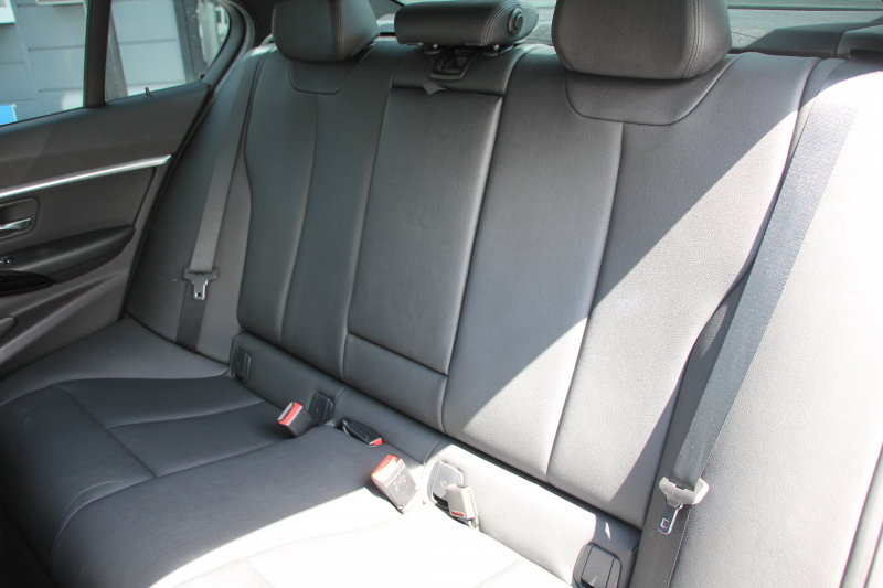 BMW 3シリーズ 320d ｾﾚﾌﾞﾚｰｼｮﾝｴﾃﾞｨｼｮﾝ ｽﾀｲﾙｴｯｼﾞ限定車 後期 8C新ｴﾝｼﾞﾝ 燃費21.4km/L ｾﾝｻﾃｯｸﾚｻﾞｰ ｼｰﾄﾋｰﾀｰ 専用ｸﾞﾚｰ18AW LEDﾍｯﾄﾞﾗｲﾄ&ﾃｰﾙ 追従ACC 衝突軽減ﾌﾞﾚｰｷ ﾚｰﾝﾁｪﾝｼﾞ警告 ﾌﾞﾗｯｸｸﾞﾘﾙ HDDﾅﾋﾞ2年保証