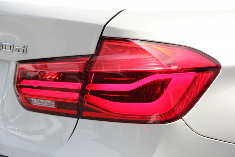 BMW 3シリーズ 320d ｾﾚﾌﾞﾚｰｼｮﾝｴﾃﾞｨｼｮﾝ ｽﾀｲﾙｴｯｼﾞ限定車 後期 8C新ｴﾝｼﾞﾝ 燃費21.4km/L ｾﾝｻﾃｯｸﾚｻﾞｰ ｼｰﾄﾋｰﾀｰ 専用ｸﾞﾚｰ18AW LEDﾍｯﾄﾞﾗｲﾄ&ﾃｰﾙ 追従ACC 衝突軽減ﾌﾞﾚｰｷ ﾚｰﾝﾁｪﾝｼﾞ警告 ﾌﾞﾗｯｸｸﾞﾘﾙ HDDﾅﾋﾞ2年保証