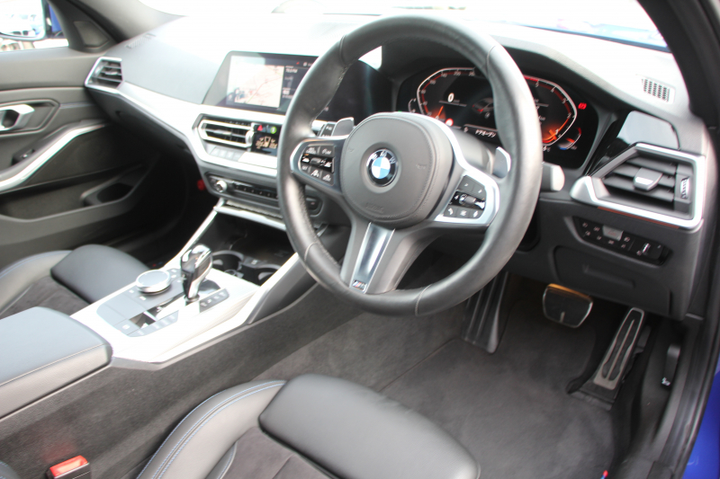 BMW 3シリーズ 320d Xdrive Mｽﾎﾟｰﾂ ｺﾝﾌｫｰﾄP 4WD Pｱｼｽﾄﾌﾟﾗｽ 360度ｶﾒﾗ BMWﾗｲﾌﾞｺｯｸﾋﾟｯﾄﾞﾀｯﾁ画面HDDﾅﾋﾞApplecarplay ﾜｲﾔﾚｽ充電 LEDﾍｯﾄﾞﾗｲﾄ ｵｰﾄﾊｲﾋﾞｰﾑ 追従ACC ｽﾃｱﾘﾝｸﾞｻﾎﾟｰﾄ ﾚｰﾝﾁｪﾝｼﾞ警告 ｼｰﾄﾋｰﾀｰ 2年保証