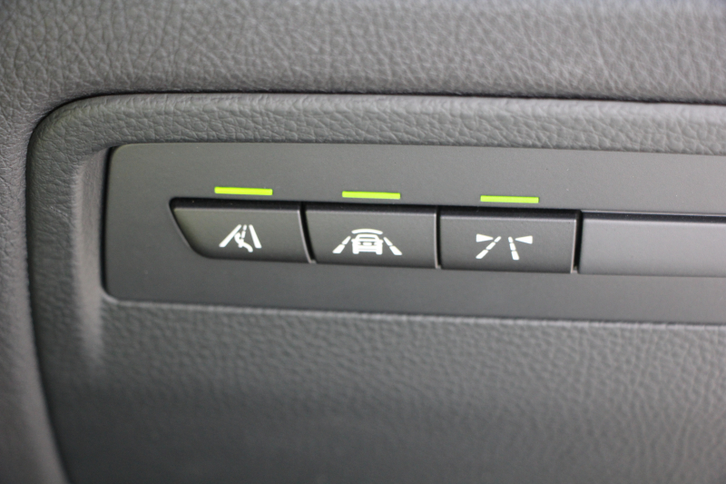 BMW 3シリーズ 320i Mｽﾎﾟｰﾂ 最終ﾓﾃﾞﾙ 新ｴﾝｼﾞﾝ ﾋｰﾀｰ黒革 LEDﾍｯﾄﾞﾗｲﾄ&ﾃｰﾙ NEWﾙｰﾑﾐﾗｰ 追従ACC ﾚｰﾝﾁｪﾝｼﾞ警告 ﾀｯﾁ画面対応HDDﾅﾋﾞBluetooth接続 Bｶﾒﾗ ﾊﾟﾄﾞﾙｼﾌﾄ 衝突軽減ﾌﾞﾚｰｷ 車線逸脱警告 歩行者警告 2年保証