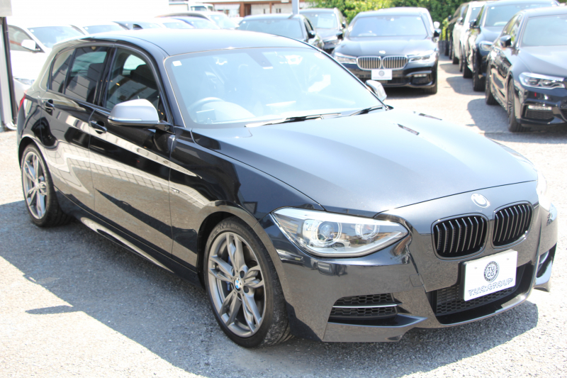 BMW 1シリーズ M135i ﾊﾟｰｷﾝｸﾞｻﾎﾟｰﾄP 直6ﾀｰﾎﾞ320馬力 ｱﾀﾞﾌﾟﾃｨﾌﾞMｻｽ ﾀｯﾁﾊﾟｯﾄﾞ対応HDDﾅﾋﾞBｶﾒﾗ 専用ｴｱﾛ 18AW 専用ﾌﾞﾚｰｷ 左右独立ｵｰﾄｴｱｺﾝ ﾊﾟﾄﾞﾙｼﾌﾄ 8速AT ｽﾏｰﾄｷｰ Bluetoothｵｰﾃﾞｨｵ ﾌﾞﾗｯｸｸﾞﾘﾙ 2年保証