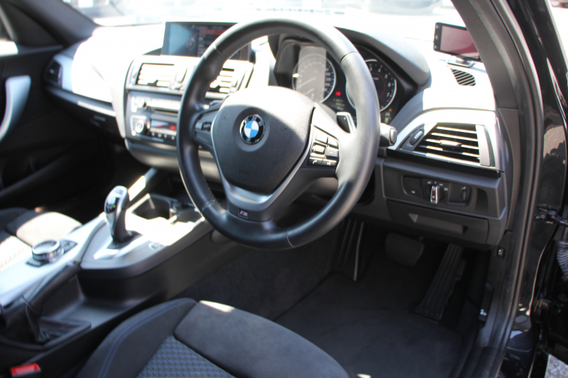 BMW 1シリーズ M135i ﾊﾟｰｷﾝｸﾞｻﾎﾟｰﾄP 直6ﾀｰﾎﾞ320馬力 ｱﾀﾞﾌﾟﾃｨﾌﾞMｻｽ ﾀｯﾁﾊﾟｯﾄﾞ対応HDDﾅﾋﾞBｶﾒﾗ 専用ｴｱﾛ 18AW 専用ﾌﾞﾚｰｷ 左右独立ｵｰﾄｴｱｺﾝ ﾊﾟﾄﾞﾙｼﾌﾄ 8速AT ｽﾏｰﾄｷｰ Bluetoothｵｰﾃﾞｨｵ ﾌﾞﾗｯｸｸﾞﾘﾙ 2年保証