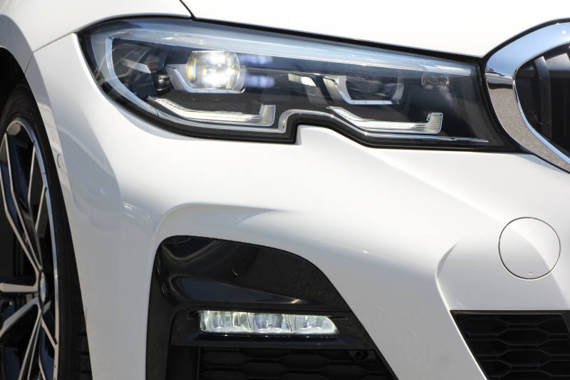 BMW 3シリーズ 320i Mｽﾎﾟｰﾂ ﾃﾞﾋﾞｭｰ&ｺﾝﾌｫｰﾄP 1ｵｰﾅ ﾋｰﾀｰ黒革 専用ﾌﾞﾙｰｽﾃｯﾁ 19AW 360度ｶﾒﾗ 追従ACC ｽﾃｱﾘﾝｸﾞｻﾎﾟｰﾄ LEDﾍｯﾄﾞﾗｲﾄ 電動ﾄﾗﾝｸ ｱｯﾌﾟﾙｶｰﾌﾟﾚｲ ﾀｯﾁ画面HDDﾅﾋﾞﾜｲﾔﾚｽ充電 hi-fiｽﾋﾟｰｶｰ 2年保証