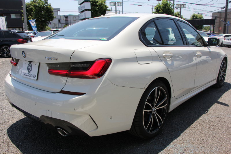 BMW 3シリーズ 320i Mｽﾎﾟｰﾂ ﾃﾞﾋﾞｭｰ&ｺﾝﾌｫｰﾄP 1ｵｰﾅ ﾋｰﾀｰ黒革 専用ﾌﾞﾙｰｽﾃｯﾁ 19AW 360度ｶﾒﾗ 追従ACC ｽﾃｱﾘﾝｸﾞｻﾎﾟｰﾄ LEDﾍｯﾄﾞﾗｲﾄ 電動ﾄﾗﾝｸ ｱｯﾌﾟﾙｶｰﾌﾟﾚｲ ﾀｯﾁ画面HDDﾅﾋﾞﾜｲﾔﾚｽ充電 hi-fiｽﾋﾟｰｶｰ 2年保証