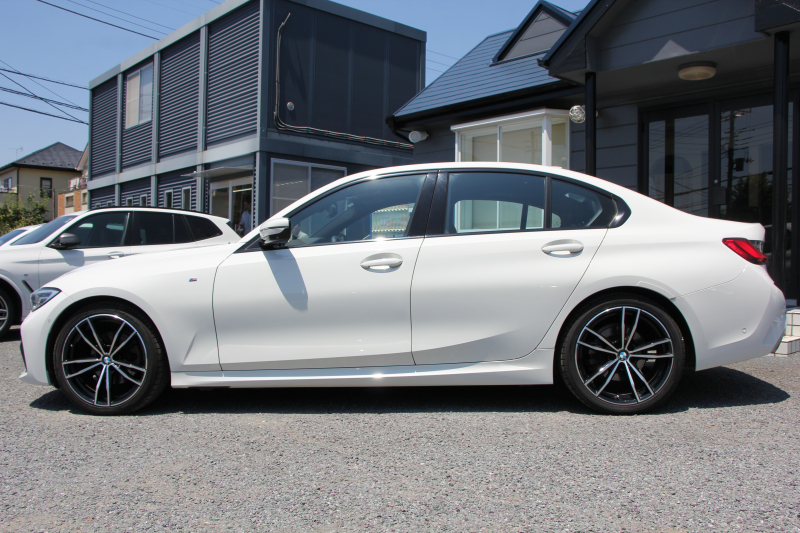 BMW 3シリーズ 320i Mｽﾎﾟｰﾂ ﾃﾞﾋﾞｭｰ&ｺﾝﾌｫｰﾄP 1ｵｰﾅ ﾋｰﾀｰ黒革 専用ﾌﾞﾙｰｽﾃｯﾁ 19AW 360度ｶﾒﾗ 追従ACC ｽﾃｱﾘﾝｸﾞｻﾎﾟｰﾄ LEDﾍｯﾄﾞﾗｲﾄ 電動ﾄﾗﾝｸ ｱｯﾌﾟﾙｶｰﾌﾟﾚｲ ﾀｯﾁ画面HDDﾅﾋﾞﾜｲﾔﾚｽ充電 hi-fiｽﾋﾟｰｶｰ 2年保証