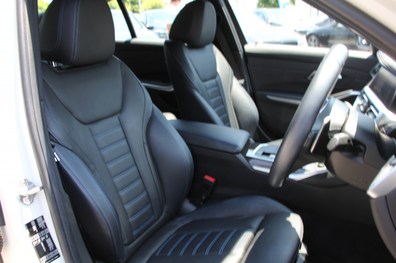 BMW 3シリーズ 320i Mｽﾎﾟｰﾂ ﾃﾞﾋﾞｭｰ&ｺﾝﾌｫｰﾄP 1ｵｰﾅ ﾋｰﾀｰ黒革 専用ﾌﾞﾙｰｽﾃｯﾁ 19AW 360度ｶﾒﾗ 追従ACC ｽﾃｱﾘﾝｸﾞｻﾎﾟｰﾄ LEDﾍｯﾄﾞﾗｲﾄ 電動ﾄﾗﾝｸ ｱｯﾌﾟﾙｶｰﾌﾟﾚｲ ﾀｯﾁ画面HDDﾅﾋﾞﾜｲﾔﾚｽ充電 hi-fiｽﾋﾟｰｶｰ 2年保証