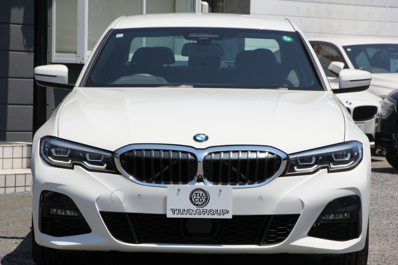 BMW 3シリーズ 320i Mｽﾎﾟｰﾂ ﾃﾞﾋﾞｭｰ&ｺﾝﾌｫｰﾄP 1ｵｰﾅ ﾋｰﾀｰ黒革 専用ﾌﾞﾙｰｽﾃｯﾁ 19AW 360度ｶﾒﾗ 追従ACC ｽﾃｱﾘﾝｸﾞｻﾎﾟｰﾄ LEDﾍｯﾄﾞﾗｲﾄ 電動ﾄﾗﾝｸ ｱｯﾌﾟﾙｶｰﾌﾟﾚｲ ﾀｯﾁ画面HDDﾅﾋﾞﾜｲﾔﾚｽ充電 hi-fiｽﾋﾟｰｶｰ 2年保証