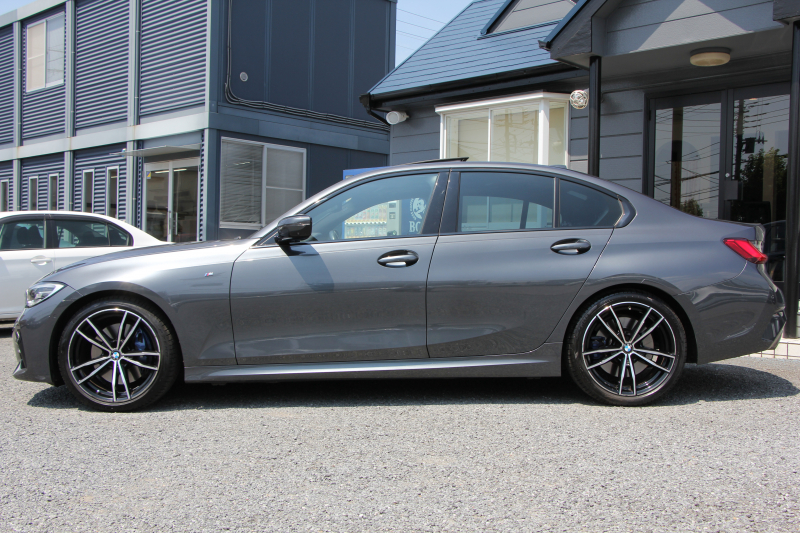 BMW 3シリーズ 330i Mｽﾎﾟｰﾂ ﾃﾞﾋﾞｭｰ&ｺﾝﾌｫｰﾄP ｻﾝﾙｰﾌ 258馬力 ﾋｰﾀｰ黒革 専用青ｽﾃｯﾁ 追従ACC ｽﾃｱｻﾎﾟｰﾄ ｵﾌﾟｼｮﾝ19AW Mｽﾎﾟｰﾂﾌﾞﾚｰｷ LEDﾍｯﾄﾞﾗｲﾄ ｵｰﾄﾊｲﾋﾞｰﾑ 360度ｶﾒﾗ 電動ﾄﾗﾝｸ Hi-fiｽﾋﾟｰｶｰ ﾗｲﾌﾞｺｯｸﾋﾟｯﾄﾞﾌﾞﾗｯｸｷﾄﾞﾆｰｸﾞﾘﾙ 2年保証