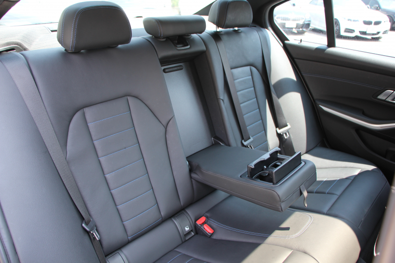 BMW 3シリーズ 330i Mｽﾎﾟｰﾂ ﾃﾞﾋﾞｭｰ&ｺﾝﾌｫｰﾄP ｻﾝﾙｰﾌ 258馬力 ﾋｰﾀｰ黒革 専用青ｽﾃｯﾁ 追従ACC ｽﾃｱｻﾎﾟｰﾄ ｵﾌﾟｼｮﾝ19AW Mｽﾎﾟｰﾂﾌﾞﾚｰｷ LEDﾍｯﾄﾞﾗｲﾄ ｵｰﾄﾊｲﾋﾞｰﾑ 360度ｶﾒﾗ 電動ﾄﾗﾝｸ Hi-fiｽﾋﾟｰｶｰ ﾗｲﾌﾞｺｯｸﾋﾟｯﾄﾞﾌﾞﾗｯｸｷﾄﾞﾆｰｸﾞﾘﾙ 2年保証