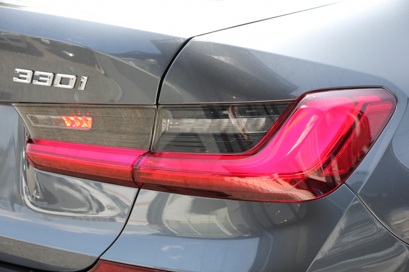 BMW 3シリーズ 330i Mｽﾎﾟｰﾂ ﾃﾞﾋﾞｭｰ&ｺﾝﾌｫｰﾄP ｻﾝﾙｰﾌ 258馬力 ﾋｰﾀｰ黒革 専用青ｽﾃｯﾁ 追従ACC ｽﾃｱｻﾎﾟｰﾄ ｵﾌﾟｼｮﾝ19AW Mｽﾎﾟｰﾂﾌﾞﾚｰｷ LEDﾍｯﾄﾞﾗｲﾄ ｵｰﾄﾊｲﾋﾞｰﾑ 360度ｶﾒﾗ 電動ﾄﾗﾝｸ Hi-fiｽﾋﾟｰｶｰ ﾗｲﾌﾞｺｯｸﾋﾟｯﾄﾞﾌﾞﾗｯｸｷﾄﾞﾆｰｸﾞﾘﾙ 2年保証