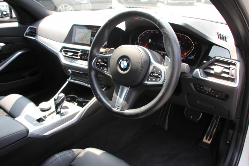 BMW 3シリーズ 320i Mｽﾎﾟｰﾂ ｺﾝﾌｫｰﾄP ｼｰﾄﾋｰﾀｰ 追従ACC ｽﾃｱﾘﾝｸﾞｻﾎﾟｰﾄ BMWﾗｲﾌﾞｺｯｸﾋﾟｯﾄﾞLEDﾍｯﾄﾞﾗｲﾄ ｵｰﾄﾊｲﾋﾞｰﾑ ﾜｲﾔﾚｽ充電 ｱﾝﾋﾞｴﾝﾄﾗｲﾄ ﾊｰﾌﾚｻﾞｰ 電動ﾄﾗﾝｸ 3ｿﾞｰﾝｴｱｺﾝ ｱｯﾌﾟﾙｶｰﾌﾟﾚｲ ﾀｯﾁ画面HDDﾅﾋﾞ2年保証