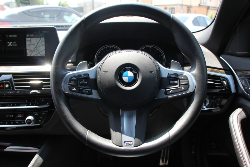 BMW 5シリーズ 530i Mｽﾎﾟｰﾂ ｺﾝﾌｫｰﾄP 高出力 252馬力 全席ﾋｰﾀｰ黒革 HUD ｿﾌﾄｸﾛｰｽﾞﾄﾞｱ ｺﾝﾌｫｰﾄｼｰﾄ&ﾍﾞﾝﾁﾚｰｼｮﾝ&ﾏｯｻｰｼﾞ追従ACC ｽﾃｱﾘﾝｸﾞｻﾎﾟｰﾄ LEDﾍｯﾄﾞﾗｲﾄ ﾀｯﾁ画面HDDﾅﾋﾞTV 360度ｶﾒﾗ Pｱｼｽﾄﾌﾟﾗｽ 電動ﾄﾗﾝｸ 2年保証
