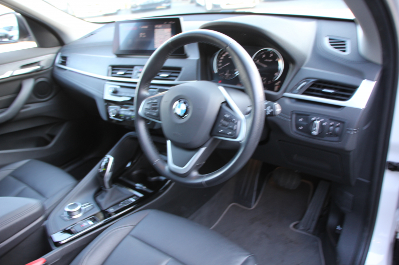 BMW X1 Xdrive18d Xﾗｲﾝ ｴﾃﾞｨｼｮﾝｼﾞｮｲﾌﾟﾗｽ ﾊｲﾗｲﾝ&ｺﾝﾌｫｰﾄP 後期 ﾌｪｲｽﾘﾌﾄ後 真珠色 ﾋｰﾀｰ黒革 追従ACC LEDﾍｯﾄﾞﾗｲﾄ 電動ﾄﾗﾝｸ ﾀｯﾁ画面HDDﾅﾋﾞ衝突軽減ﾌﾞﾚｰｷ 車線逸脱警告 歩行者警告 専用18AW ｳｯﾄﾞﾊﾟﾈﾙ 2年保証