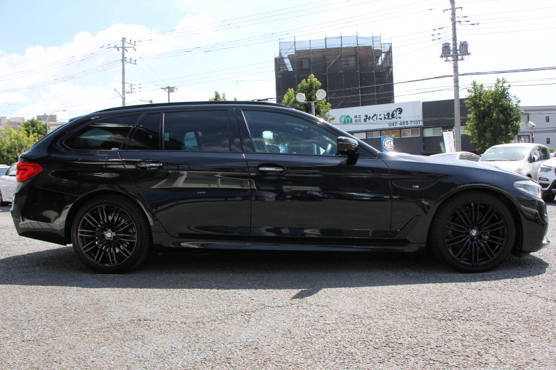 BMW 5シリーズ 523d ﾂｰﾘﾝｸﾞｴﾃﾞｨｼｮﾝﾐｯｼｮﾝｲﾝﾎﾟｯｼﾌﾞﾙ 特別仕様車 ﾊｰﾏﾝｶｰﾄﾞﾝｻﾗｳﾝﾄﾞHUD 専用ﾌﾞﾗｯｸ19AW ﾌﾞﾗｯｸｷﾄﾞﾆｰｸﾞﾘﾙ 追従ACC ｽﾃｱﾘﾝｸﾞｻﾎﾟｰﾄ 360度ｶﾒﾗ Pｱｼｽﾄ ﾀｯﾁ画面HDDﾅﾋﾞTV LEDﾍｯﾄﾞﾗｲﾄ ｵｰﾄﾊｲﾋﾞｰﾑ 2年保証