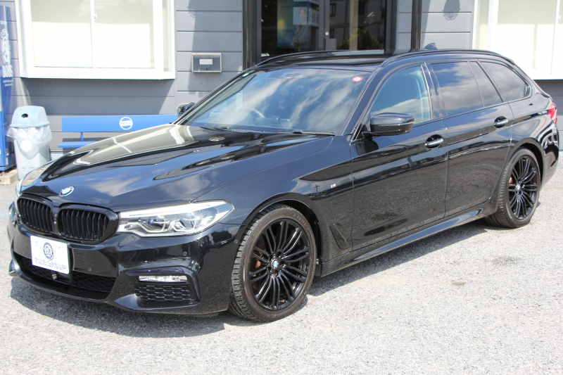 BMW 5シリーズ 523d ﾂｰﾘﾝｸﾞｴﾃﾞｨｼｮﾝﾐｯｼｮﾝｲﾝﾎﾟｯｼﾌﾞﾙ 特別仕様車 ﾊｰﾏﾝｶｰﾄﾞﾝｻﾗｳﾝﾄﾞHUD 専用ﾌﾞﾗｯｸ19AW ﾌﾞﾗｯｸｷﾄﾞﾆｰｸﾞﾘﾙ 追従ACC ｽﾃｱﾘﾝｸﾞｻﾎﾟｰﾄ 360度ｶﾒﾗ Pｱｼｽﾄ ﾀｯﾁ画面HDDﾅﾋﾞTV LEDﾍｯﾄﾞﾗｲﾄ ｵｰﾄﾊｲﾋﾞｰﾑ 2年保証