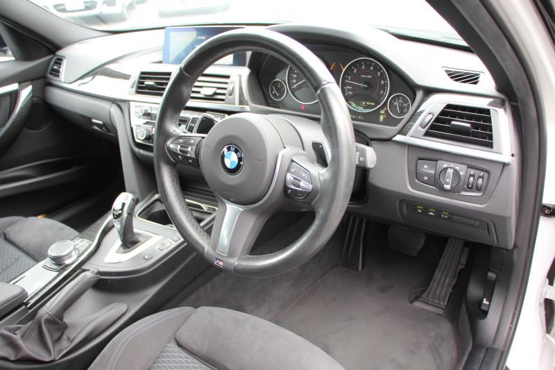 BMW 3シリーズ 320i ﾂｰﾘﾝｸﾞMｽﾎﾟｰﾂ 最終ﾓﾃﾞﾙ 新ｴﾝｼﾞﾝ ｼｰﾄﾋｰﾀｰ LEDﾍｯﾄﾞﾗｲﾄ&ﾃｰﾙ NEWﾙｰﾑﾐﾗｰ 追従ACC ﾚｰﾝﾁｪﾝｼﾞ警告 ﾀｯﾁﾊﾟﾈﾙ対応HDDﾅﾋﾞ Bｶﾒﾗ Bluetooth接続 ﾊﾟﾄﾞﾙｼﾌﾄ 電動ﾄﾗﾝｸ 衝突軽減ﾌﾞﾚｰｷ 車線逸脱警告 歩行者警告 2年保証