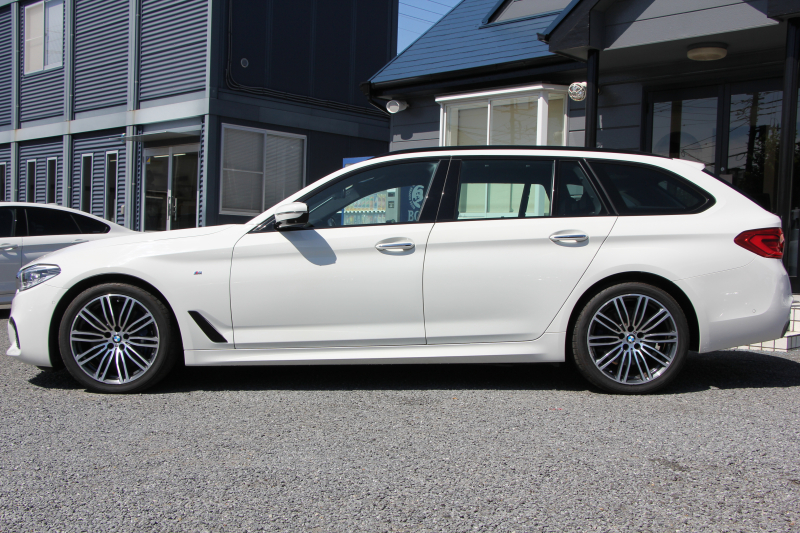 BMW 5シリーズ 540i Xdrive ﾂｰﾘﾝｸﾞMｽﾎﾟｰﾂ ﾃﾞﾋﾞｭｰP 直6ﾀｰﾎﾞ340馬力 4WD 全席ﾋｰﾀｰ黒革 HUD ｿﾌﾄｸﾛｰｽﾞﾄﾞｱ ｼﾞｪｽﾁｬｰC 追従ACC ｽﾃｱﾘﾝｸﾞｻﾎﾟｰﾄ 液晶ﾒｰﾀｰ 専用ｱﾀﾞﾌﾟﾃｨﾌﾞｻｽ LEDﾍｯﾄﾞﾗｲﾄ ｵｰﾄﾊｲﾋﾞｰﾑ 電動ﾄﾗﾝｸ 360度ｶﾒﾗ ﾀｯﾁ画面HDDﾅﾋﾞ2年保証