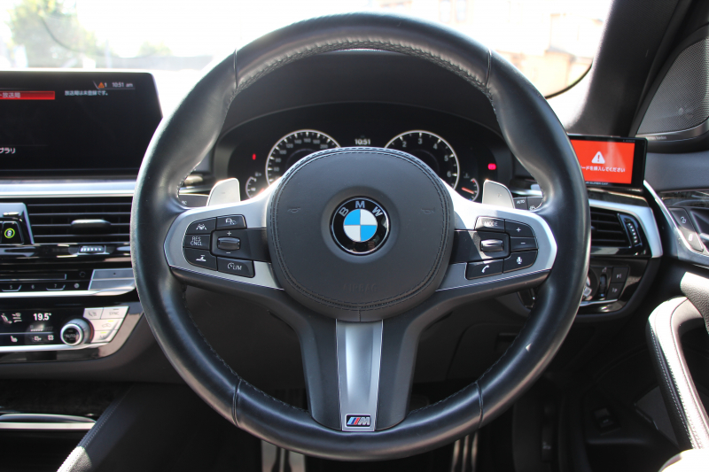 BMW 5シリーズ 530i ﾂｰﾘﾝｸﾞMｽﾎﾟｰﾂ ｾﾚｸﾄP 型式変更後｢ABA-JT20｣ 252馬力 ﾊﾟﾉﾗﾏｻﾝﾙｰﾌ ﾊｰﾏﾝｶｰﾄﾞﾝ 4ｿﾞｰﾝｴｱｺﾝ 全席ﾋｰﾀｰ黒革 HUD 追従ACC ｽﾃｱﾘﾝｸﾞｻﾎﾟｰﾄ 変更後全面液晶ﾒｰﾀｰ ﾀｯﾁ画面HDDﾅﾋﾞTV 360度ｶﾒﾗ 2年保証