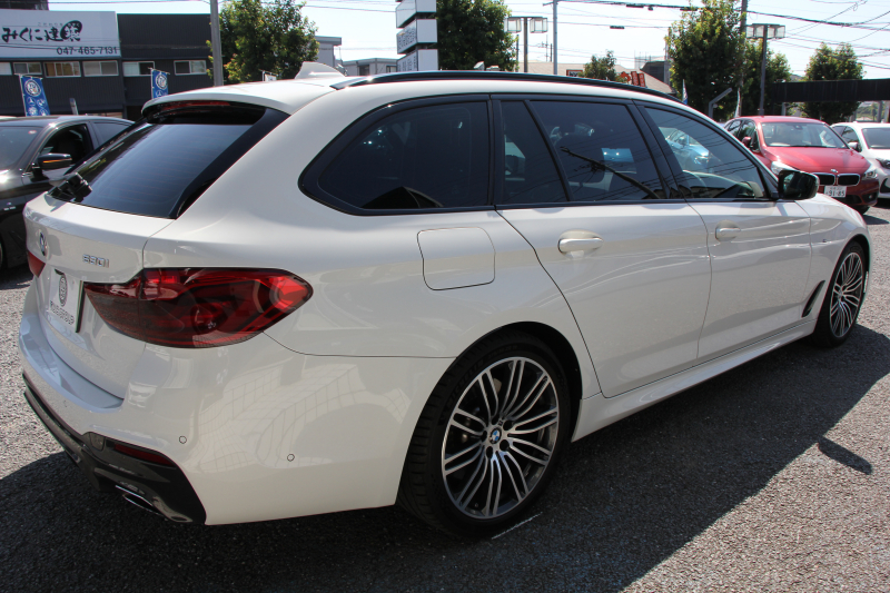 BMW 5シリーズ 530i ﾂｰﾘﾝｸﾞMｽﾎﾟｰﾂ ｾﾚｸﾄP 型式変更後｢ABA-JT20｣ 252馬力 ﾊﾟﾉﾗﾏｻﾝﾙｰﾌ ﾊｰﾏﾝｶｰﾄﾞﾝ 4ｿﾞｰﾝｴｱｺﾝ 全席ﾋｰﾀｰ黒革 HUD 追従ACC ｽﾃｱﾘﾝｸﾞｻﾎﾟｰﾄ 変更後全面液晶ﾒｰﾀｰ ﾀｯﾁ画面HDDﾅﾋﾞTV 360度ｶﾒﾗ 2年保証