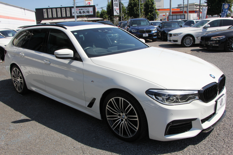 BMW 5シリーズ 530i ﾂｰﾘﾝｸﾞMｽﾎﾟｰﾂ ｾﾚｸﾄP 型式変更後｢ABA-JT20｣ 252馬力 ﾊﾟﾉﾗﾏｻﾝﾙｰﾌ ﾊｰﾏﾝｶｰﾄﾞﾝ 4ｿﾞｰﾝｴｱｺﾝ 全席ﾋｰﾀｰ黒革 HUD 追従ACC ｽﾃｱﾘﾝｸﾞｻﾎﾟｰﾄ 変更後全面液晶ﾒｰﾀｰ ﾀｯﾁ画面HDDﾅﾋﾞTV 360度ｶﾒﾗ 2年保証