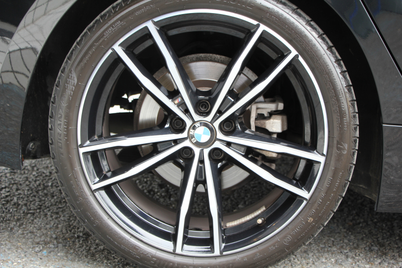 BMW 3シリーズ 320i Mｽﾎﾟｰﾂ ﾃﾞﾋﾞｭｰ&ｺﾝﾌｫｰﾄP ｻﾝﾙｰﾌ ﾋｰﾀｰ黒革 専用ﾌﾞﾙｰｽﾃｯﾁ 19AW 追従ACC ｽﾃｱﾘﾝｸﾞｻﾎﾟｰﾄ LEDﾍｯﾄﾞﾗｲﾄ ｵｰﾄﾊｲﾋﾞｰﾑ 電動ﾄﾗﾝｸ ｱｯﾌﾟﾙｶｰﾌﾟﾚｲ ﾀｯﾁ画面HDDﾅﾋﾞﾜｲﾔﾚｽ充電 Hi-fiｽﾋﾟｰｶｰ Pｱｼｽﾄ 専用ｴｱﾛ 2年保証