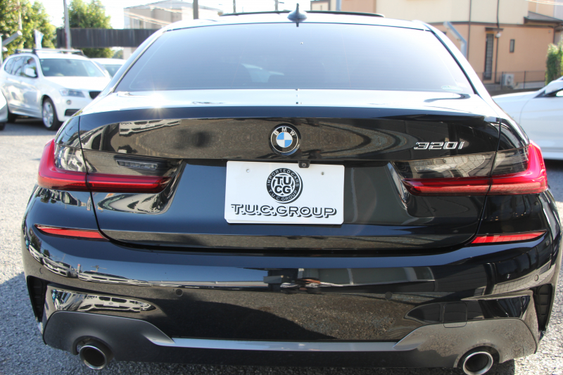 BMW 3シリーズ 320i Mｽﾎﾟｰﾂ ﾃﾞﾋﾞｭｰ&ｺﾝﾌｫｰﾄP ｻﾝﾙｰﾌ ﾋｰﾀｰ黒革 専用ﾌﾞﾙｰｽﾃｯﾁ 19AW 追従ACC ｽﾃｱﾘﾝｸﾞｻﾎﾟｰﾄ LEDﾍｯﾄﾞﾗｲﾄ ｵｰﾄﾊｲﾋﾞｰﾑ 電動ﾄﾗﾝｸ ｱｯﾌﾟﾙｶｰﾌﾟﾚｲ ﾀｯﾁ画面HDDﾅﾋﾞﾜｲﾔﾚｽ充電 Hi-fiｽﾋﾟｰｶｰ Pｱｼｽﾄ 専用ｴｱﾛ 2年保証