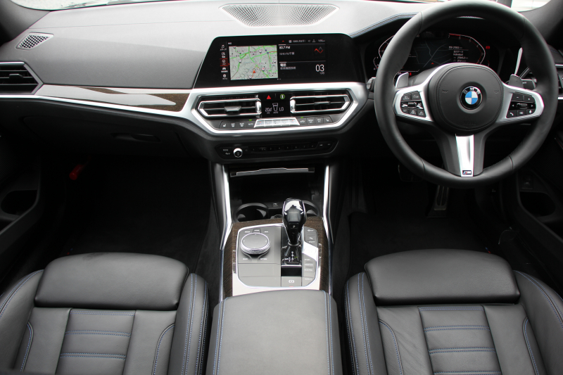 BMW 3シリーズ 320i Mｽﾎﾟｰﾂ ﾃﾞﾋﾞｭｰ&ｺﾝﾌｫｰﾄP ｻﾝﾙｰﾌ ﾋｰﾀｰ黒革 専用ﾌﾞﾙｰｽﾃｯﾁ 19AW 追従ACC ｽﾃｱﾘﾝｸﾞｻﾎﾟｰﾄ LEDﾍｯﾄﾞﾗｲﾄ ｵｰﾄﾊｲﾋﾞｰﾑ 電動ﾄﾗﾝｸ ｱｯﾌﾟﾙｶｰﾌﾟﾚｲ ﾀｯﾁ画面HDDﾅﾋﾞﾜｲﾔﾚｽ充電 Hi-fiｽﾋﾟｰｶｰ Pｱｼｽﾄ 専用ｴｱﾛ 2年保証