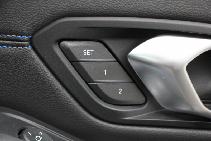 BMW 3シリーズ 320i Mｽﾎﾟｰﾂ ﾃﾞﾋﾞｭｰ&ｺﾝﾌｫｰﾄP ｻﾝﾙｰﾌ ﾋｰﾀｰ黒革 専用ﾌﾞﾙｰｽﾃｯﾁ 19AW 追従ACC ｽﾃｱﾘﾝｸﾞｻﾎﾟｰﾄ LEDﾍｯﾄﾞﾗｲﾄ ｵｰﾄﾊｲﾋﾞｰﾑ 電動ﾄﾗﾝｸ ｱｯﾌﾟﾙｶｰﾌﾟﾚｲ ﾀｯﾁ画面HDDﾅﾋﾞﾜｲﾔﾚｽ充電 Hi-fiｽﾋﾟｰｶｰ Pｱｼｽﾄ 専用ｴｱﾛ 2年保証