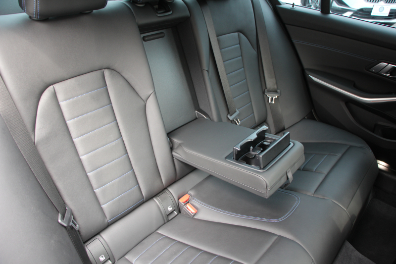 BMW 3シリーズ 320i Mｽﾎﾟｰﾂ ﾃﾞﾋﾞｭｰ&ｺﾝﾌｫｰﾄP ｻﾝﾙｰﾌ ﾋｰﾀｰ黒革 専用ﾌﾞﾙｰｽﾃｯﾁ 19AW 追従ACC ｽﾃｱﾘﾝｸﾞｻﾎﾟｰﾄ LEDﾍｯﾄﾞﾗｲﾄ ｵｰﾄﾊｲﾋﾞｰﾑ 電動ﾄﾗﾝｸ ｱｯﾌﾟﾙｶｰﾌﾟﾚｲ ﾀｯﾁ画面HDDﾅﾋﾞﾜｲﾔﾚｽ充電 Hi-fiｽﾋﾟｰｶｰ Pｱｼｽﾄ 専用ｴｱﾛ 2年保証